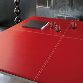 Table de Réunion Design Corium de MDD en croûte de cuir rouge.