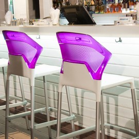 Tabouret haut design fushia devant un bar